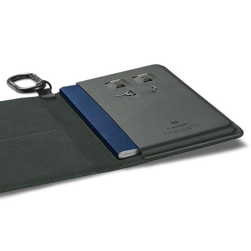 מחזיק דרכון אוניברסלי מבית Spigen